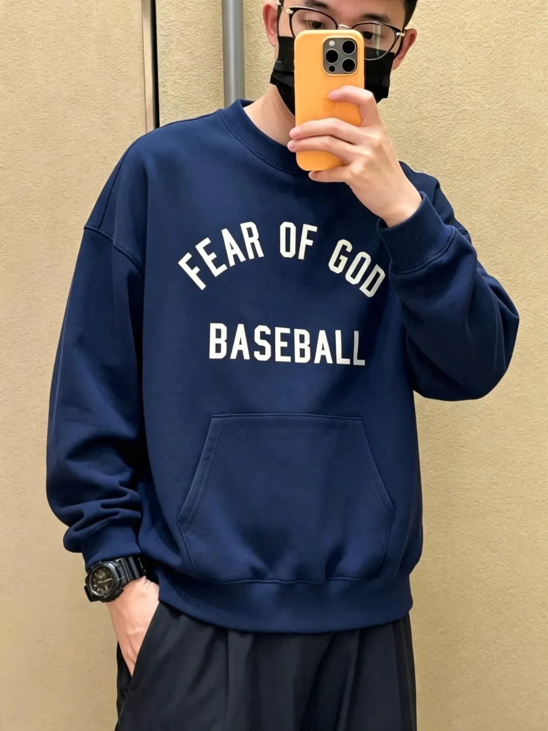 135 MLB joint Essentials crew neck sweatshirt Color: Tibetan Blue Fabric: Heavy combed cotton, thick and soft to the touch, Breathable and not easy to deform and loose after long-term washing Process: The letters on the front are heat transfer printing, which has a strong three-dimensional effect, and the letters on the back are three-dimensional foaming effect. Special glue stacking processing is used to form a slightly raised 3D texture, which looks like a relief from a distance and has thickness when seen up close. Details: All accessories are customized The level of precision can be compared with the domestic cross-border special Size table: S (length 69, bust 66, shoulder width 63.5, sleeve length 57) M (length 71, bust 68, shoulder width 65, sleeve length 58) L (length 73, bust 70, shoulder width 66.5, sleeve length 59) XL (length 75, chest 72, shoulder width 68, sleeve length 60) It is recommended to be under 175cm, 80-140kg S 175-180cm, 140-160kg M 180-185cm, 160-180kg L 185-190cm, 180kg XL